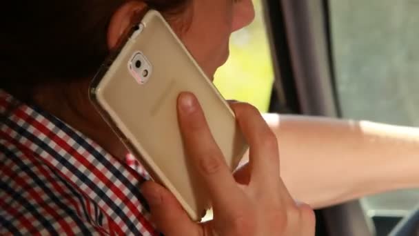 Homem no carro falando no telefone — Vídeo de Stock