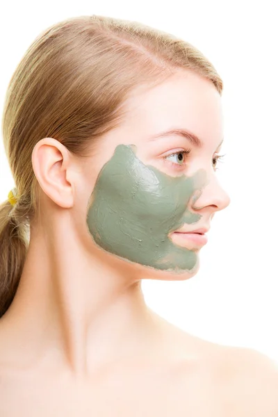 Vrouw met klei modder masker — Stockfoto
