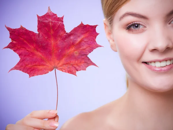 Mulher com folha de bordo vermelho . — Fotografia de Stock