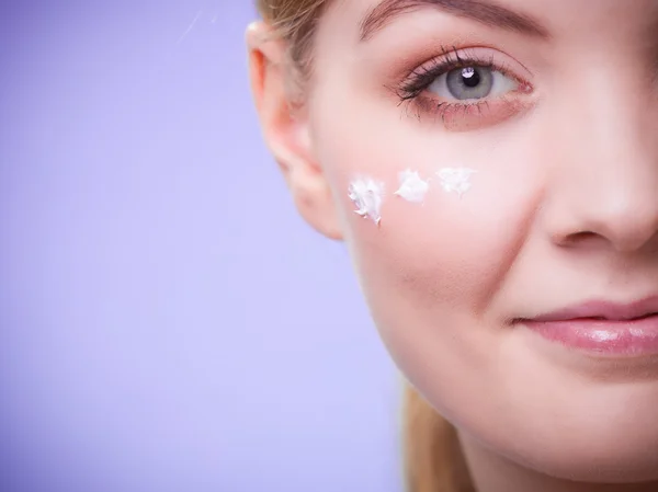 Woman taking care of skin — Stock Photo, Image