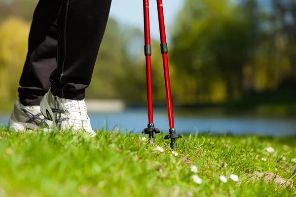 Frauenbeine wandern im Park — Stockfoto