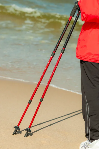 Frauenbeine wandern am Strand — Stockfoto