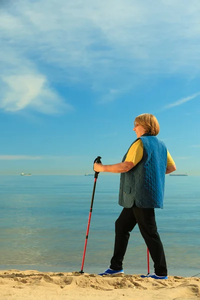 Žena starší, chůze na pláž — Stock fotografie