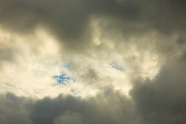 Nubes tormentosas oscuras que cubren el cielo — Foto de Stock