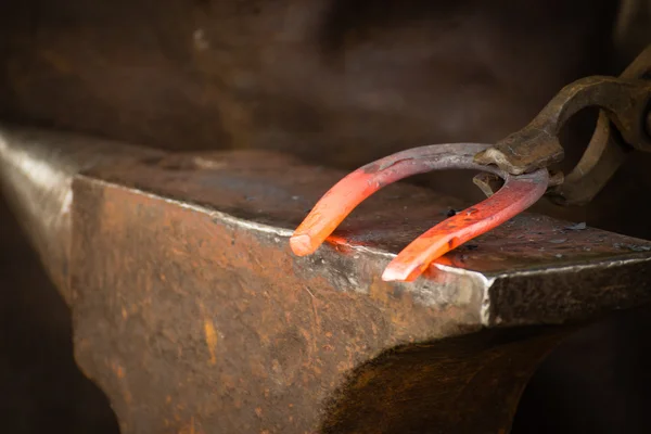 Hammering glowing steel — Stock Photo, Image