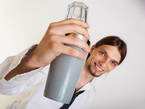 Hombre con coctelera haciendo cóctel — Foto de Stock