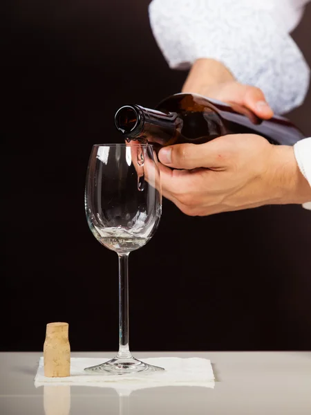 Garçom derramando vinho em vidro — Fotografia de Stock