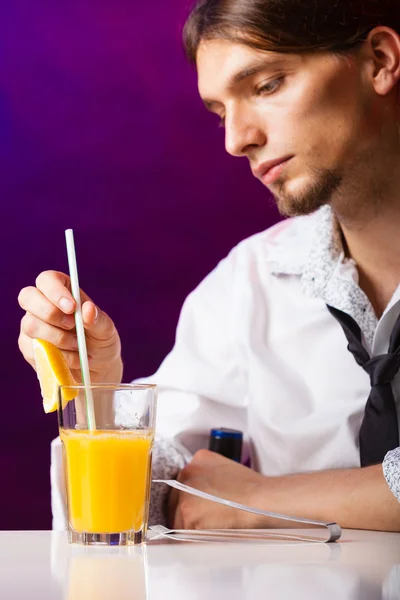 Cantinero preparando bebida de cóctel de alcohol — Foto de Stock