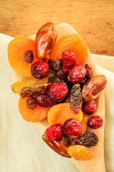 Сушеные фрукты на ложке — стоковое фото