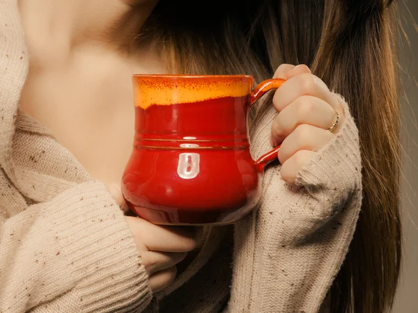 Tazza rossa di bevanda calda — Foto Stock