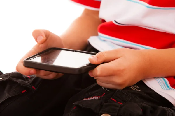 Pojke spela spel på smartphone — Stockfoto