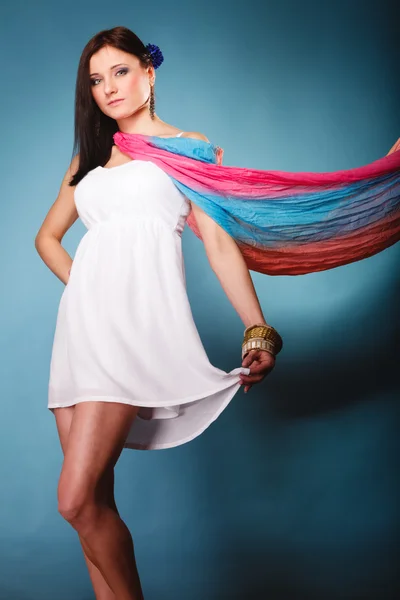 Mulher de verão com xale colorido — Fotografia de Stock