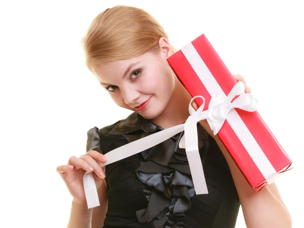 Chica con caja de regalo — Foto de Stock