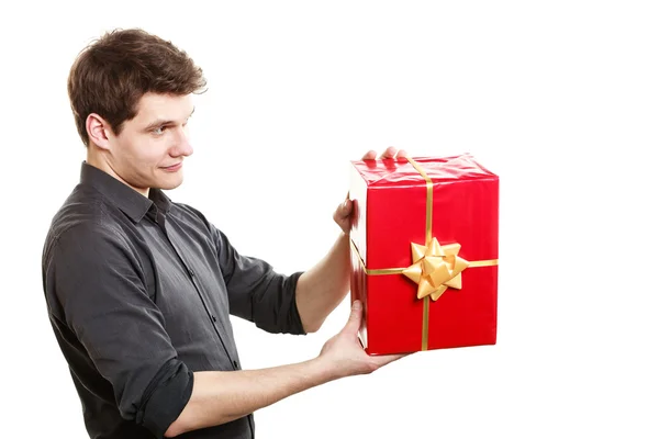 Man geven rode geschenkdoos — Stockfoto