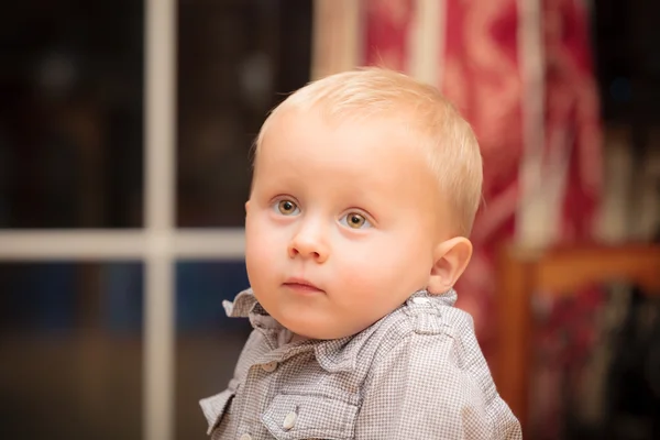 Schattige babyjongen binnen — Stockfoto