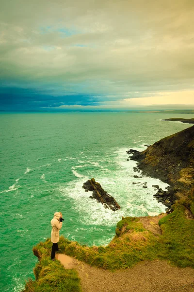 Woman tourist on rock cliff — Stock Photo, Image
