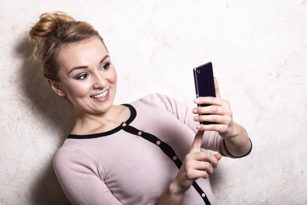 Businesswoman reading sms on smartphone — Stock Photo, Image