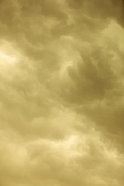 Nubes tormentosas en el cielo — Foto de Stock