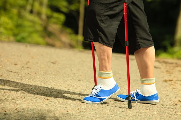 Senior benen wandelen in het park — Stockfoto