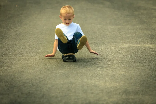 Skater garçon enfant avec planche à roulettes — Photo