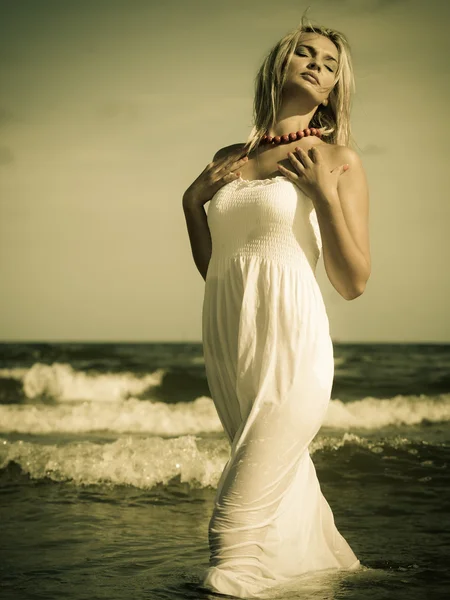 Красивая блондинка на пляже — стоковое фото