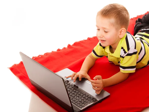 教育、 科技互联网-笔记本电脑的小男孩 — 图库照片