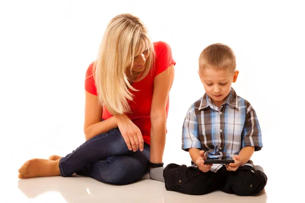 Mor och son spelar TV-spel — Stockfoto