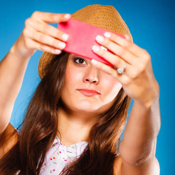 Mujer tomando selfie con smartphone — Foto de Stock