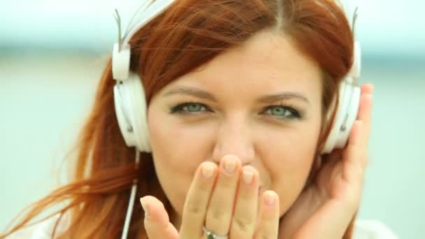 Woman on Beach Listening to Music — Stock Video