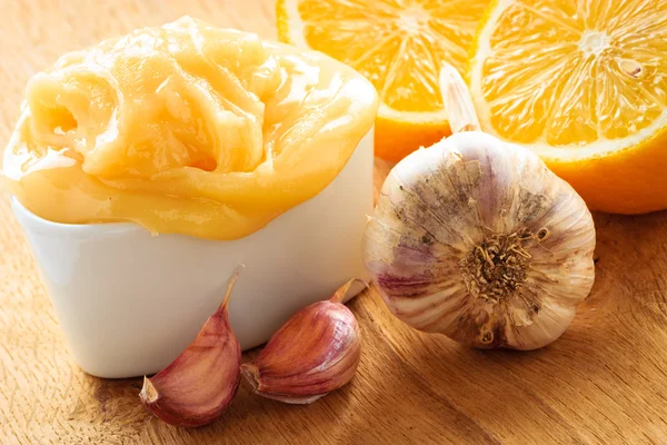 Miodu, czosnku i cytryny na stole — Zdjęcie stockowe