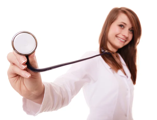 Женщина врач со стетоскопом — стоковое фото