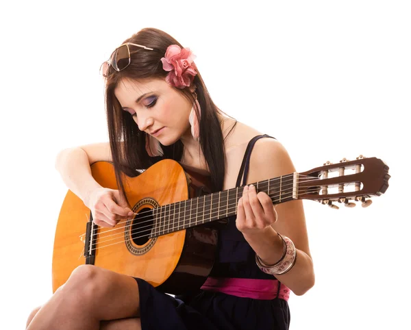 Zomer meisje met gitaar — Stockfoto