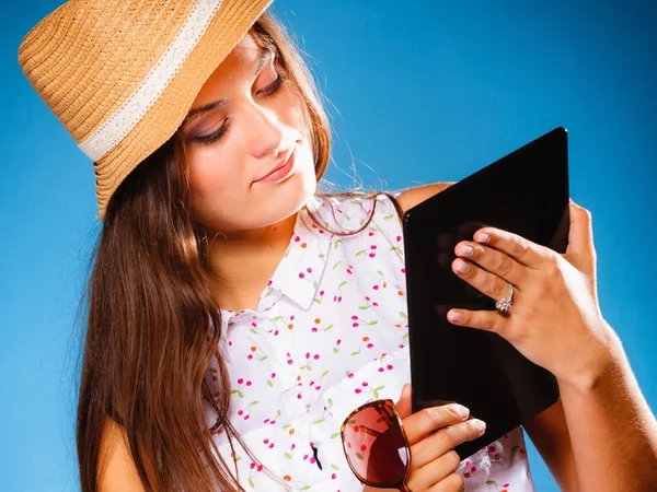 Chica usando Tablet Computer —  Fotos de Stock