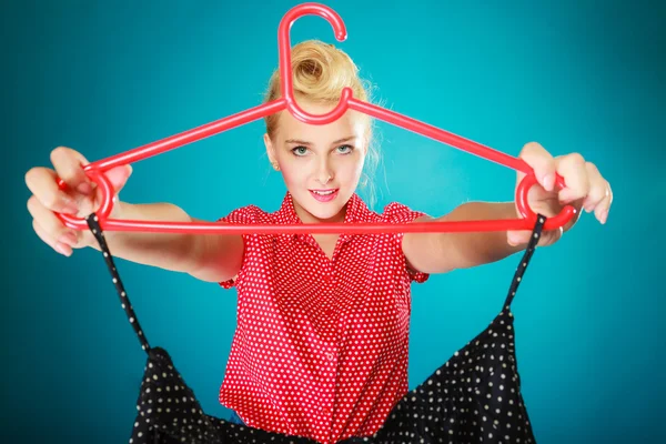 Pinup girl buying clothes black skirt — Stock Photo, Image