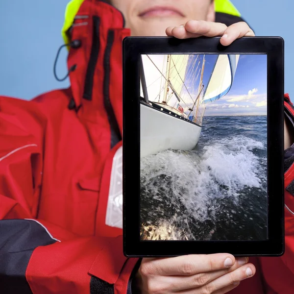 Pencroff ukázal jachtu člunu na tabletu — Stock fotografie