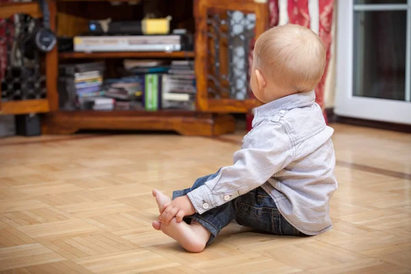 Baby boy sitting on the floor — Stock Photo, Image