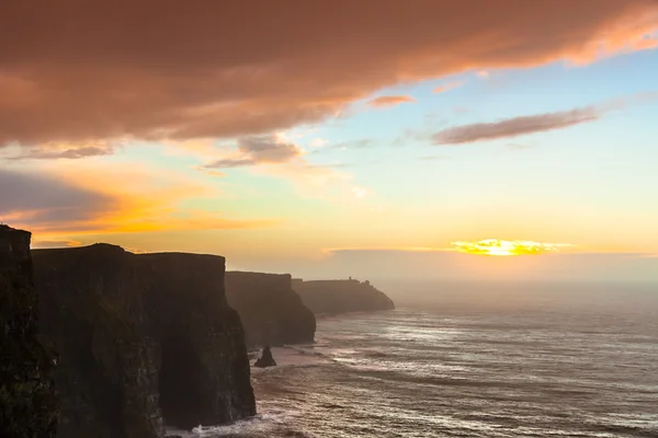 Gün batımında moher kayalıklarla — Stok fotoğraf