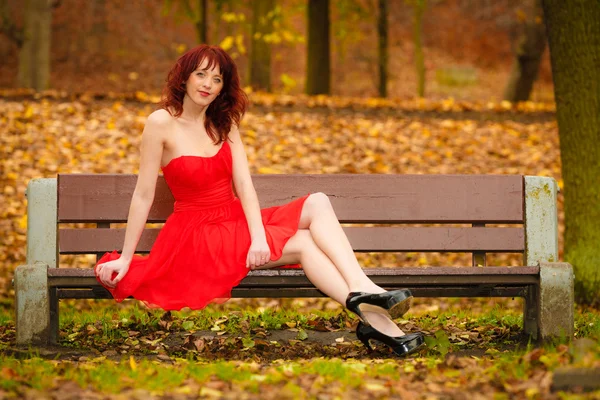 Woman on bench in park — Stock Photo, Image
