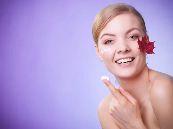 Mulher com folha de bordo vermelho — Fotografia de Stock