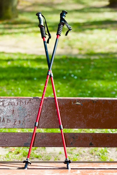 Equipamento de passeio no banco — Fotografia de Stock