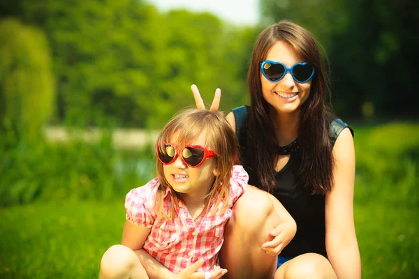 Mother and girl kid in sunglasses — Stock Photo, Image