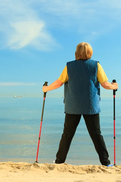 Active woman walking on beach — Stock Photo, Image