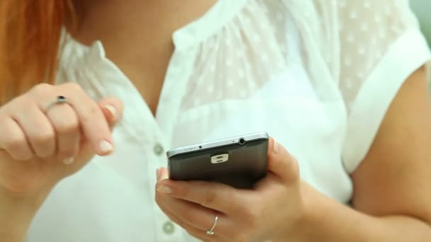Frau benutzt Smartphone am Strand — Stockvideo