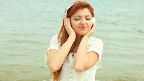 Donna sulla spiaggia Ascoltare Musi — Video Stock
