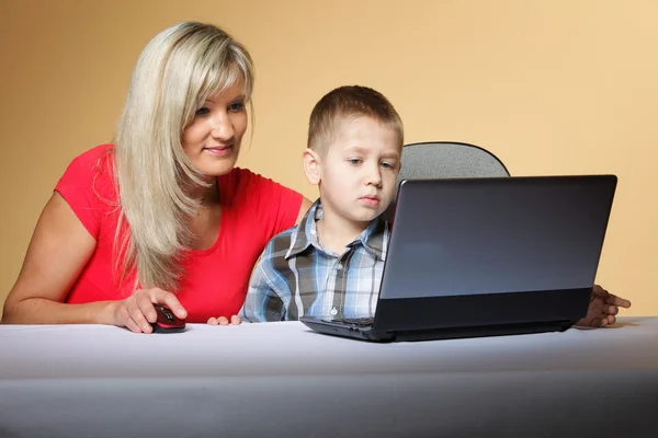 Moeder met zoon op zoek op laptop — Stockfoto