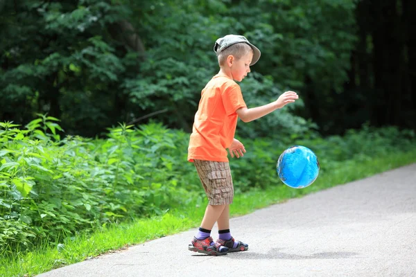 Chlapec s míčem v parku — Stock fotografie