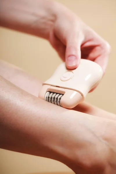 Woman shaving leg with shaver — Stock Photo, Image