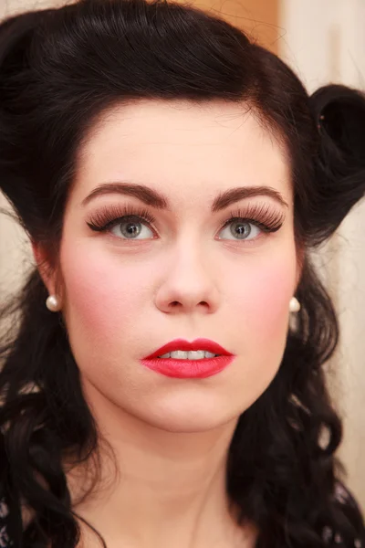 Mulher com penteado pinup — Fotografia de Stock