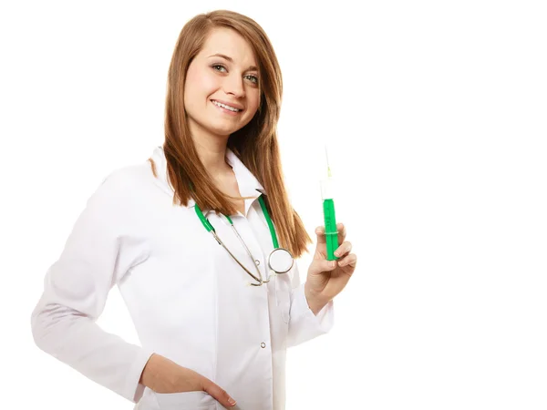 Женщина-доктор со шприцем — стоковое фото