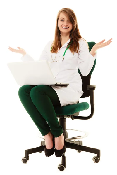 Woman doctor working on laptop — Stock Photo, Image